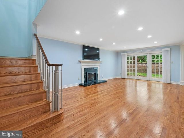 142 FOXWOOD DR, Moorestown, NJ 08057
