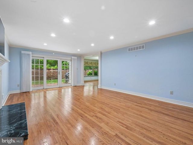 142 FOXWOOD DR, Moorestown, NJ 08057