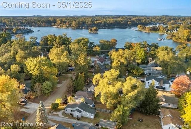 3148 Woodlawn Street, Commerce Charter Township, MI 48390