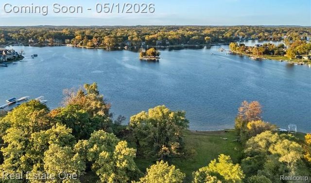 3148 Woodlawn Street, Commerce Charter Township, MI 48390