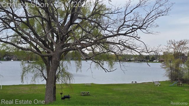 3148 Woodlawn Street, Commerce Charter Township, MI 48390