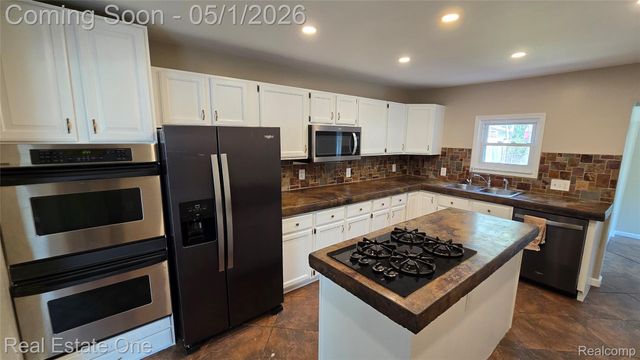3148 Woodlawn Street, Commerce Charter Township, MI 48390