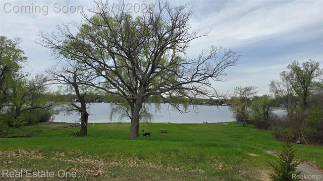 3148 Woodlawn Street, Commerce Charter Township, MI 48390