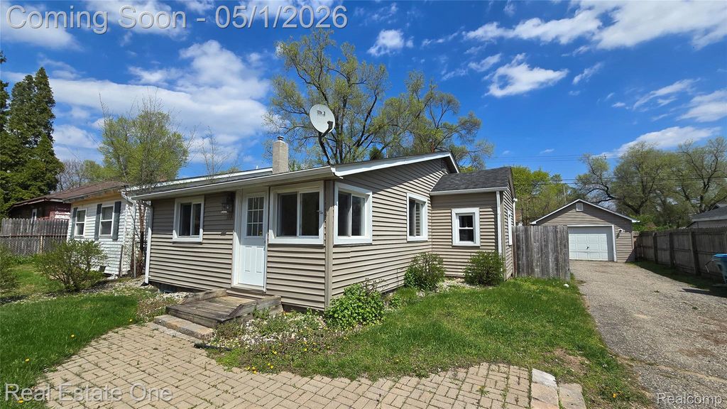 3148 Woodlawn Street, Commerce Charter Township, MI 48390