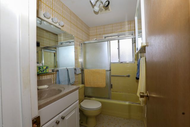 8029 W Lyons Street, Niles, IL 60714
