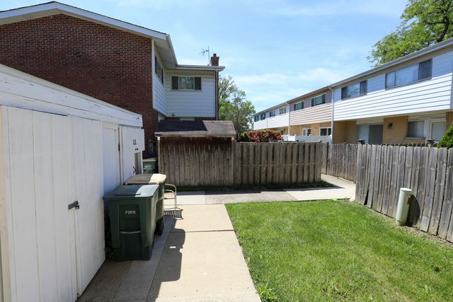 8029 W Lyons Street, Niles, IL 60714