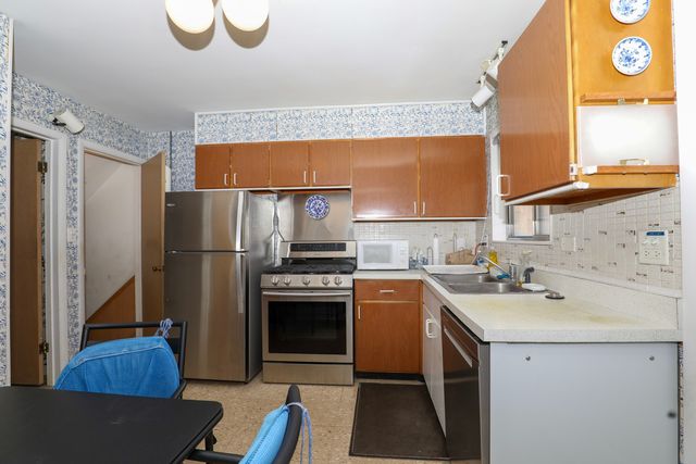 8029 W Lyons Street, Niles, IL 60714