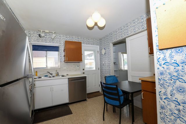 8029 W Lyons Street, Niles, IL 60714