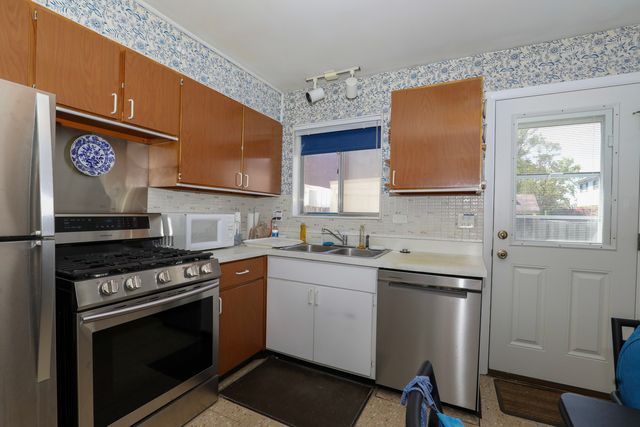 8029 W Lyons Street, Niles, IL 60714