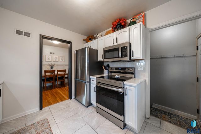 1711 S West Ave Avenue, Sioux Falls, SD 57105