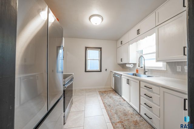 1711 S West Ave Avenue, Sioux Falls, SD 57105