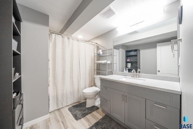 1711 S West Ave Avenue, Sioux Falls, SD 57105