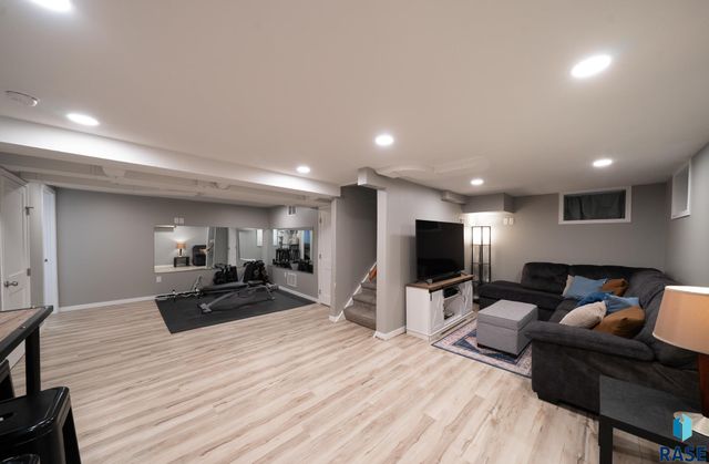 1711 S West Ave Avenue, Sioux Falls, SD 57105