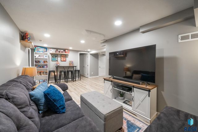 1711 S West Ave Avenue, Sioux Falls, SD 57105