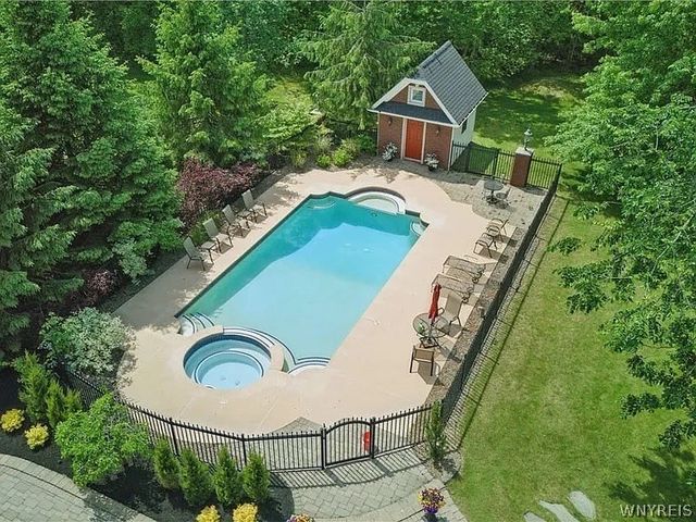 81 Hidden Oaks Court, Grand Island, NY 14072