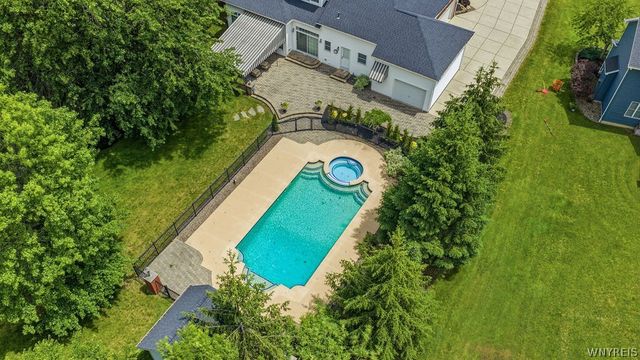 81 Hidden Oaks Court, Grand Island, NY 14072