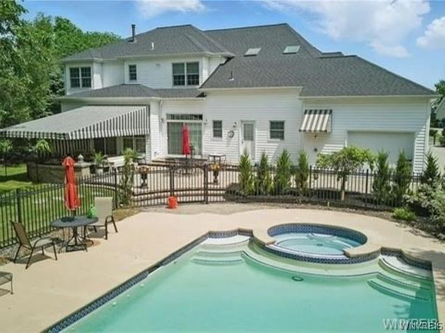 81 Hidden Oaks Court, Grand Island, NY 14072