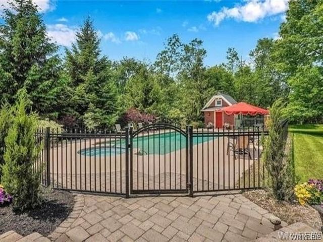 81 Hidden Oaks Court, Grand Island, NY 14072