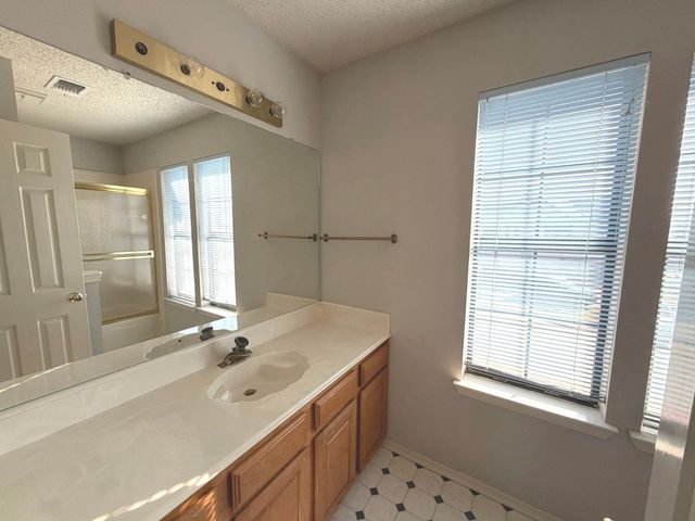 400 Santa Fe Trail 24, Irving, TX 75063