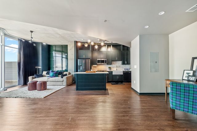 600 12th Ave S Apt 902, Nashville, TN 37203