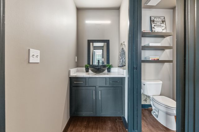 600 12th Ave S Apt 902, Nashville, TN 37203