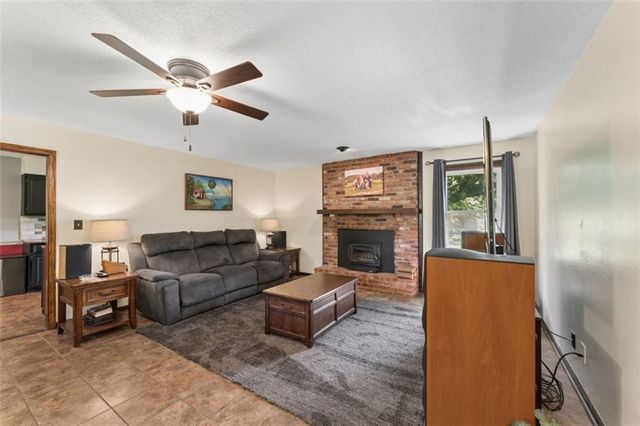 892 Gregory Street, Peculiar, MO 64078