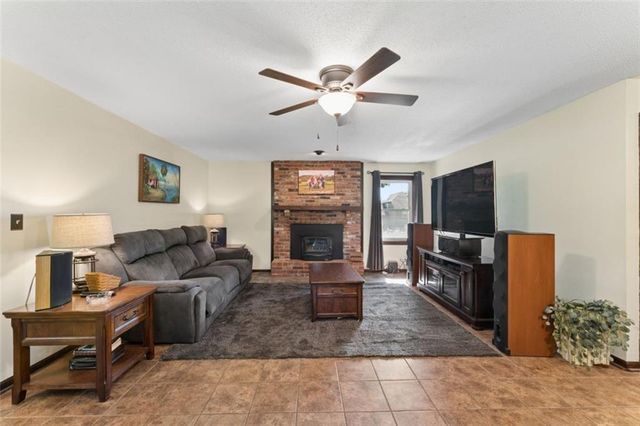 892 Gregory Street, Peculiar, MO 64078