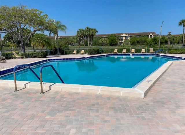 551 SW 135th Ave 406B, Pembroke Pines, FL 33027