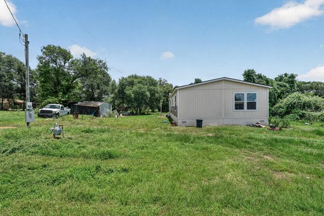 908 Yegua DR, Lexington, TX 78947
