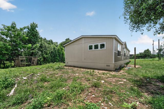 908 Yegua DR, Lexington, TX 78947