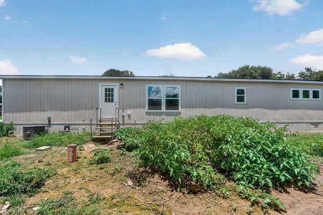 908 Yegua DR, Lexington, TX 78947
