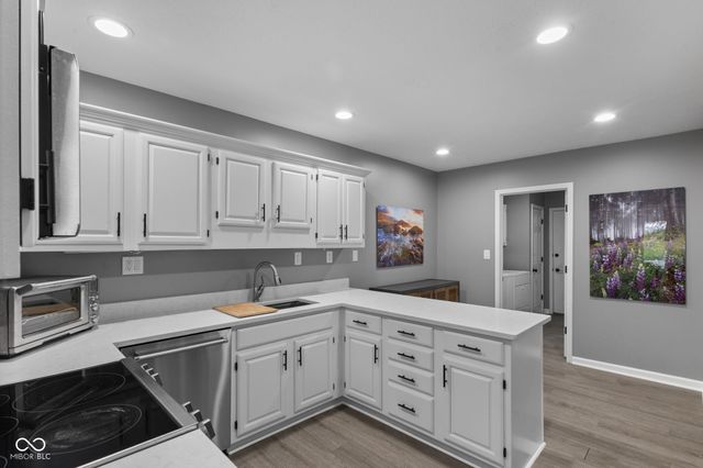 8103 Clearwater Parkway, Indianapolis, IN 46240