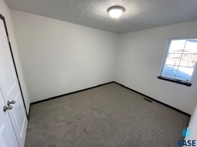 9601 W Tunis Dr Drive, Sioux Falls, SD 57106