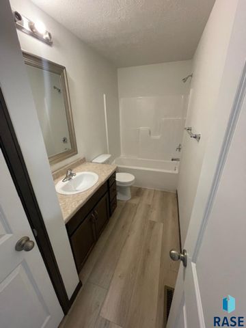 9601 W Tunis Dr Drive, Sioux Falls, SD 57106