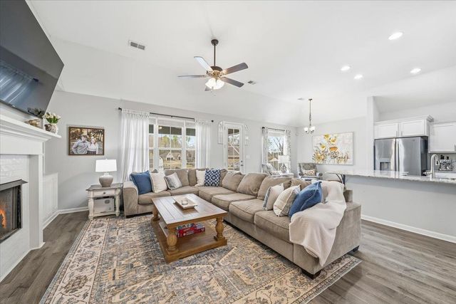 80 LAUREL GLEN DR, Oakland, TN 38060