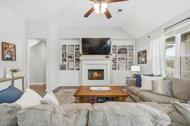 80 LAUREL GLEN DR, Oakland, TN 38060