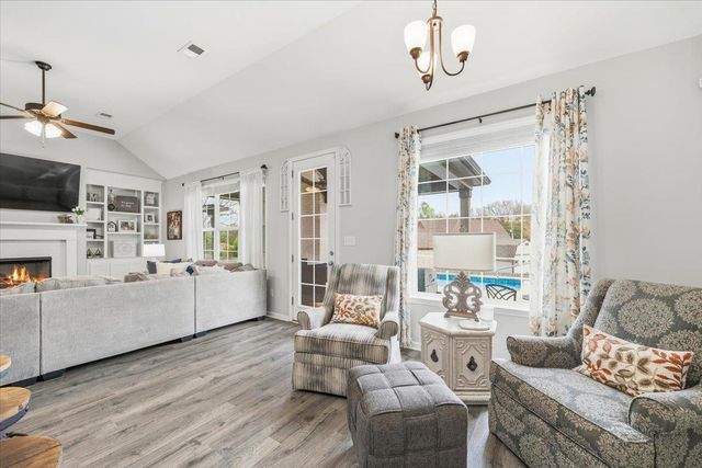 80 LAUREL GLEN DR, Oakland, TN 38060