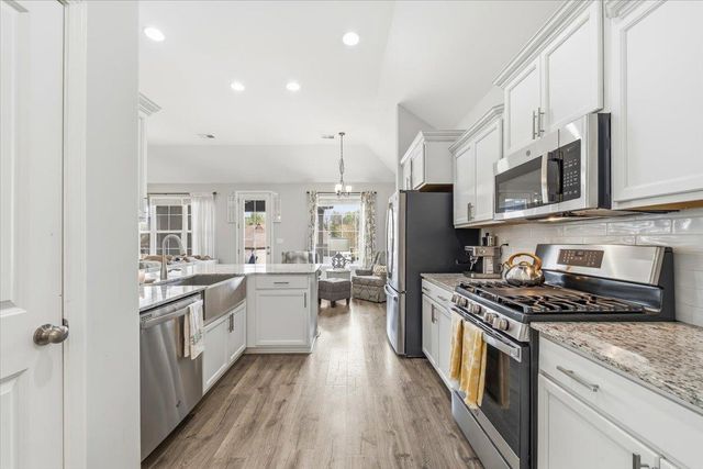 80 LAUREL GLEN DR, Oakland, TN 38060