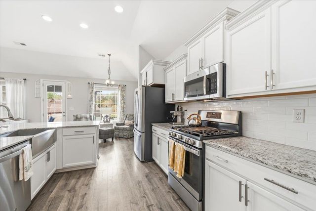 80 LAUREL GLEN DR, Oakland, TN 38060