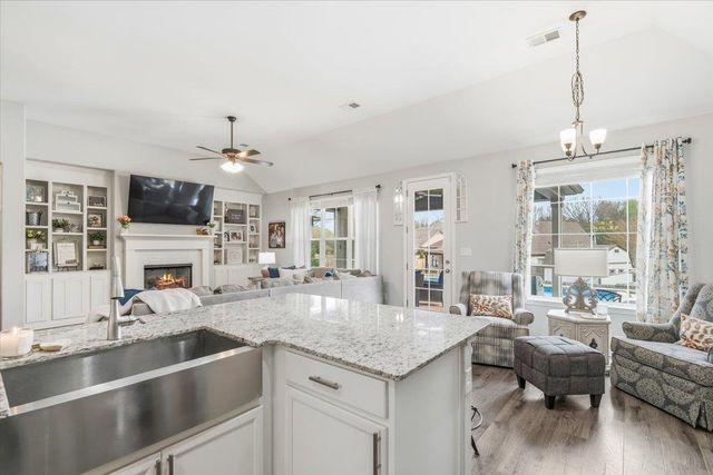 80 LAUREL GLEN DR, Oakland, TN 38060