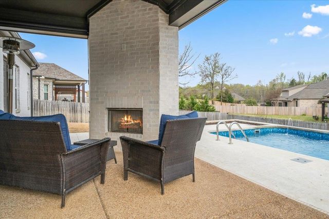 80 LAUREL GLEN DR, Oakland, TN 38060