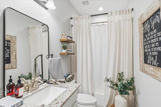 80 LAUREL GLEN DR, Oakland, TN 38060