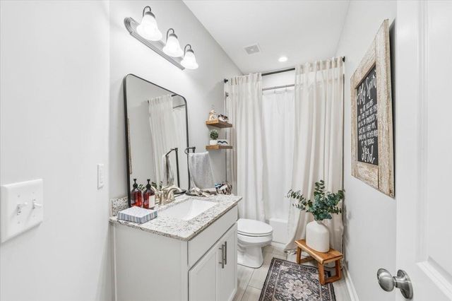 80 LAUREL GLEN DR, Oakland, TN 38060