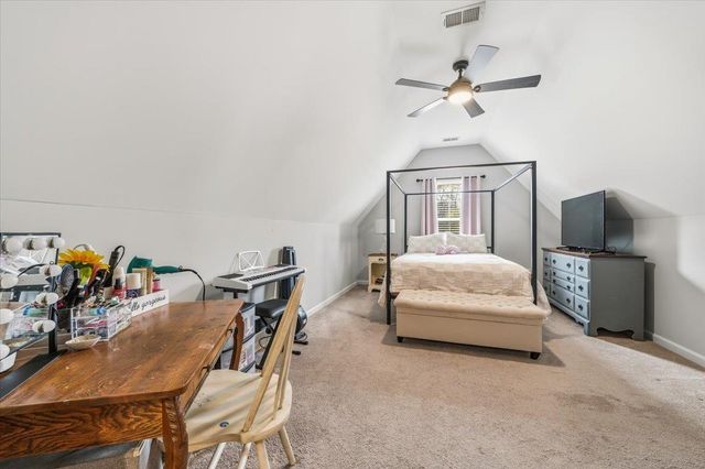 80 LAUREL GLEN DR, Oakland, TN 38060