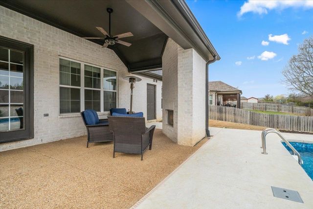 80 LAUREL GLEN DR, Oakland, TN 38060