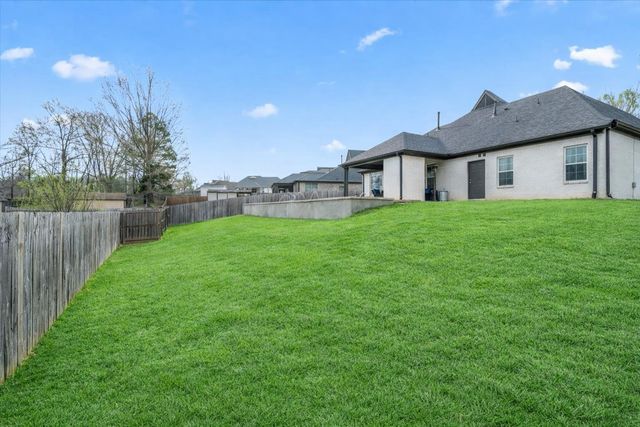 80 LAUREL GLEN DR, Oakland, TN 38060