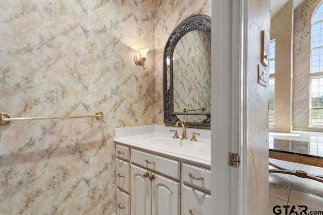 7050 Walden Dr, Tyler, TX 75703