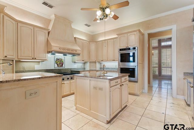 7050 Walden Dr, Tyler, TX 75703