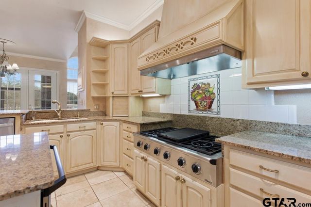 7050 Walden Dr, Tyler, TX 75703