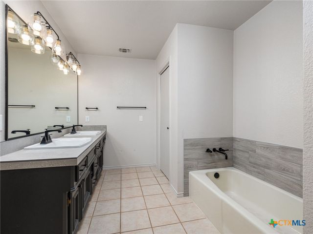 26 Fairway Lane, Meadowlakes, TX 78654